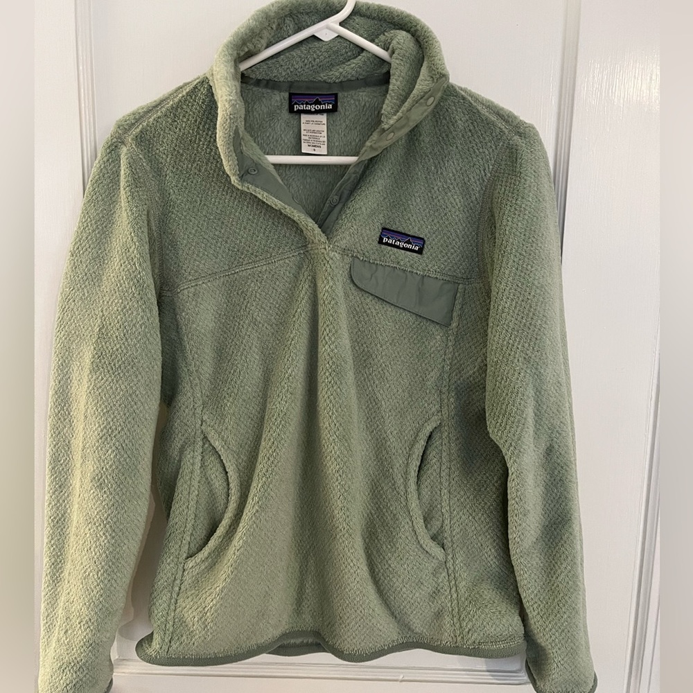 Women’s Patagonia fleece 1/4 snap. Good condition. Size small